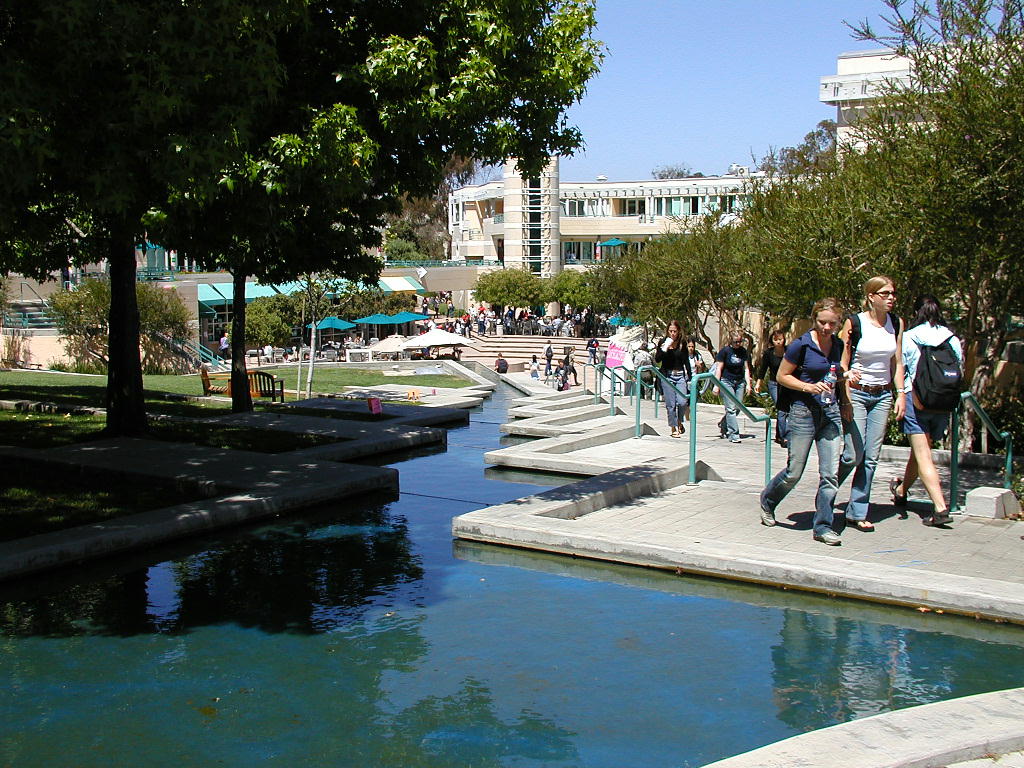 UCSD BookStoreがあるプライス・センター(2002年6月撮影)
クリックすると写真を拡大できます。